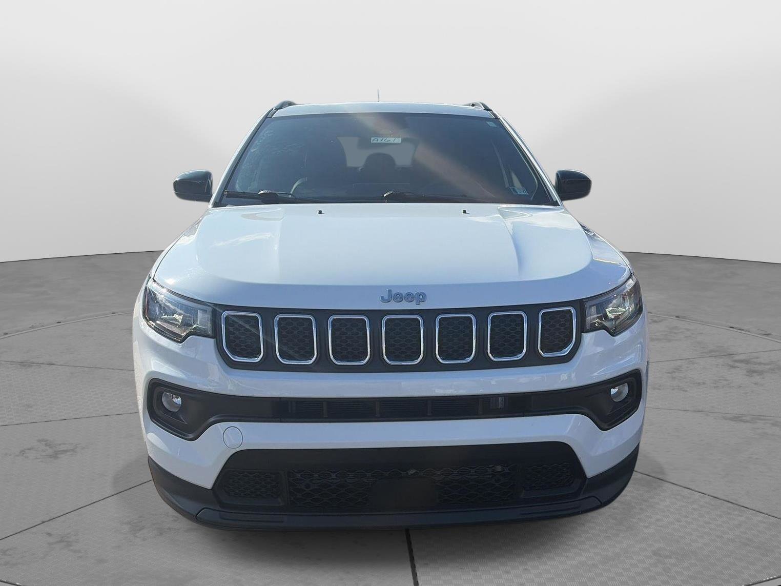 Used 2023 Jeep Compass Latitude image 2