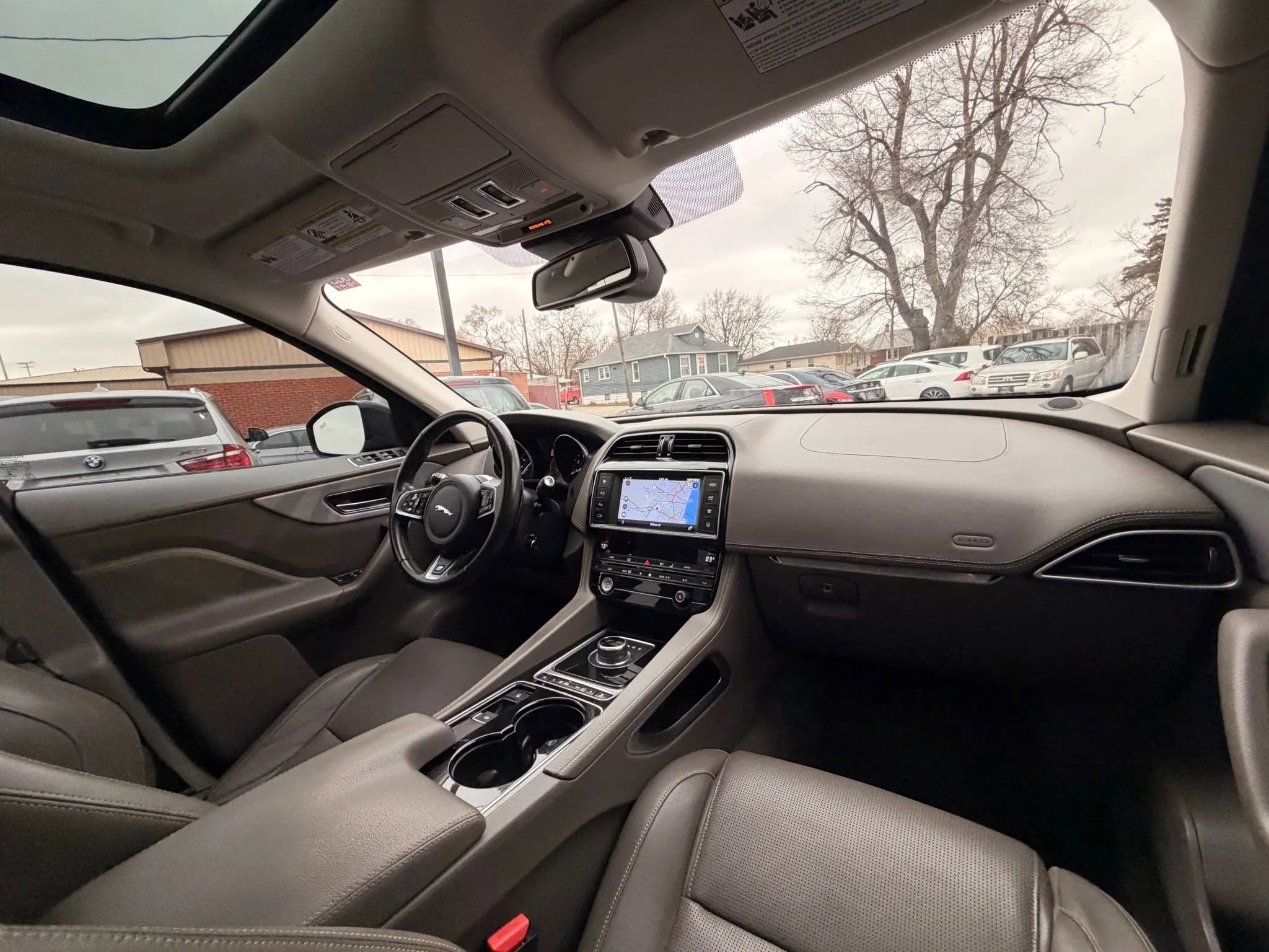 Used 2017 Jaguar F-PACE R-Sport image 32