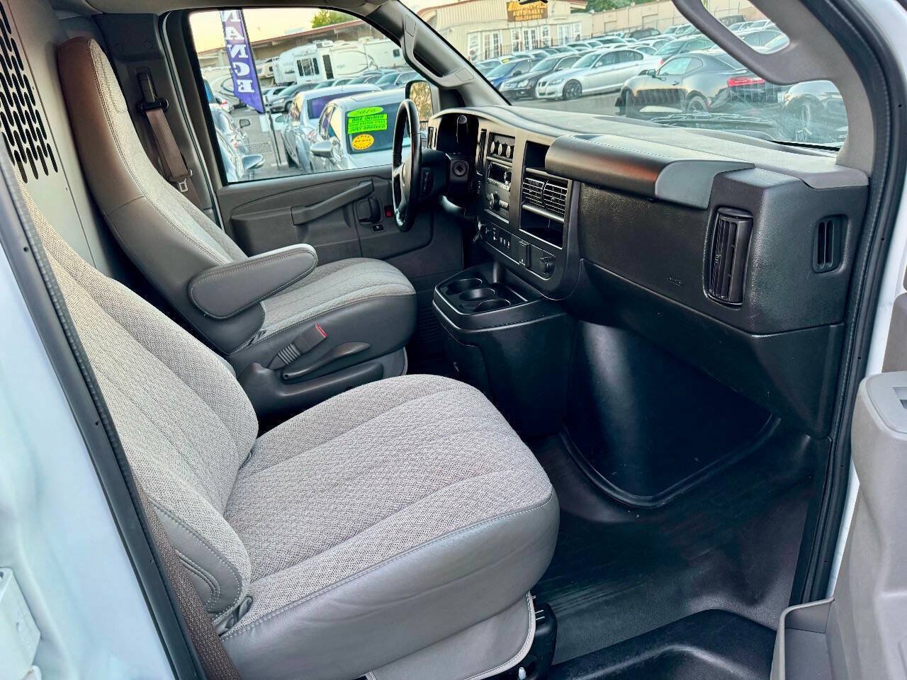 Used 2022 Chevrolet Express 3500 w/ Driver Convenience Package RWD image 17