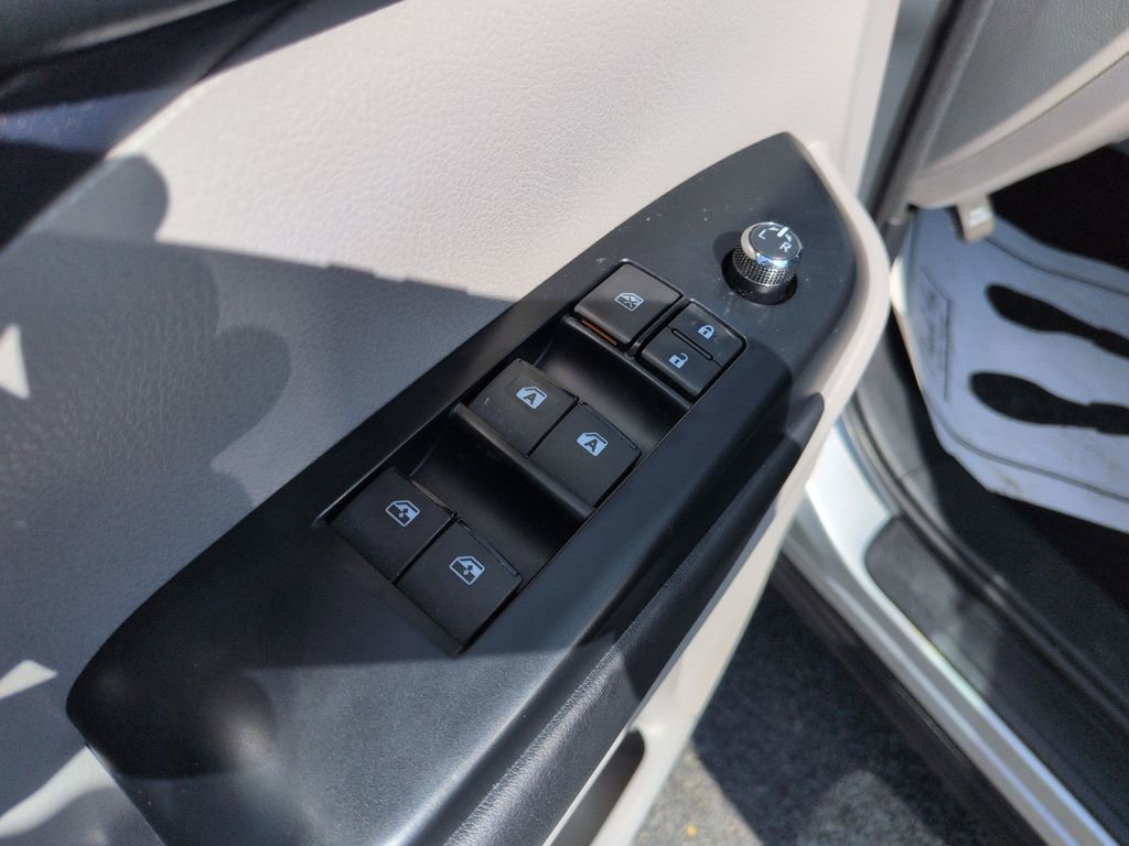 Used 2018 Toyota Highlander XLE AWD/4WD image 11