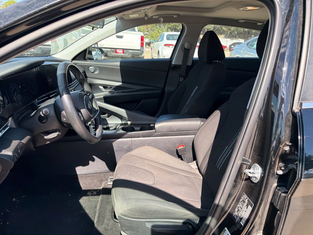 Used 2025 Hyundai Elantra SEL FWD image 17