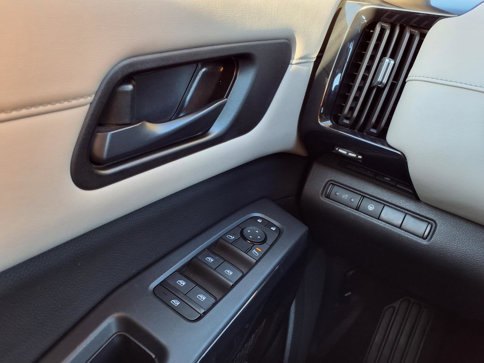 Used 2024 Nissan Pathfinder SV image 23