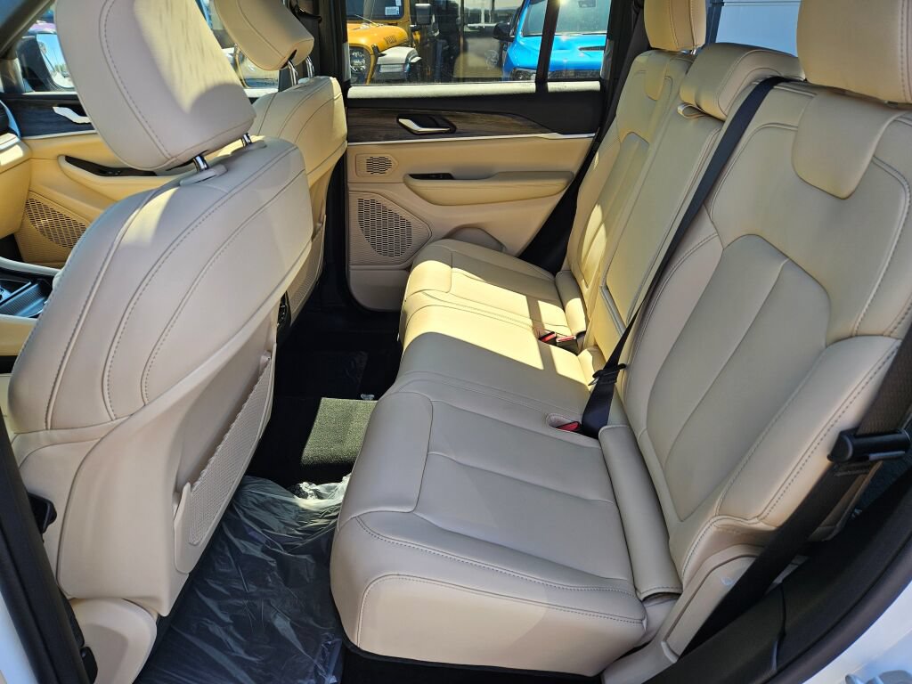 New 2026 Jeep Grand Cherokee Limited w/ Limited Altitude Package AWD/4WD image 13