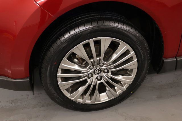 Used 2024 Toyota Venza Limited image 8