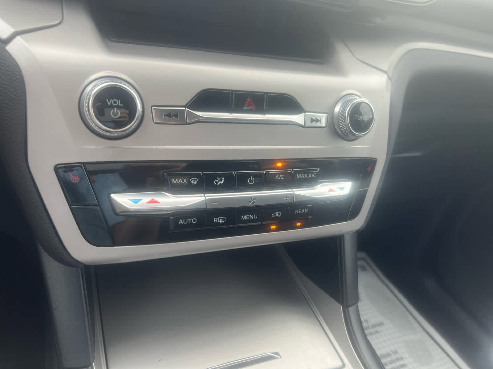 Used 2024 Ford Explorer XLT image 21