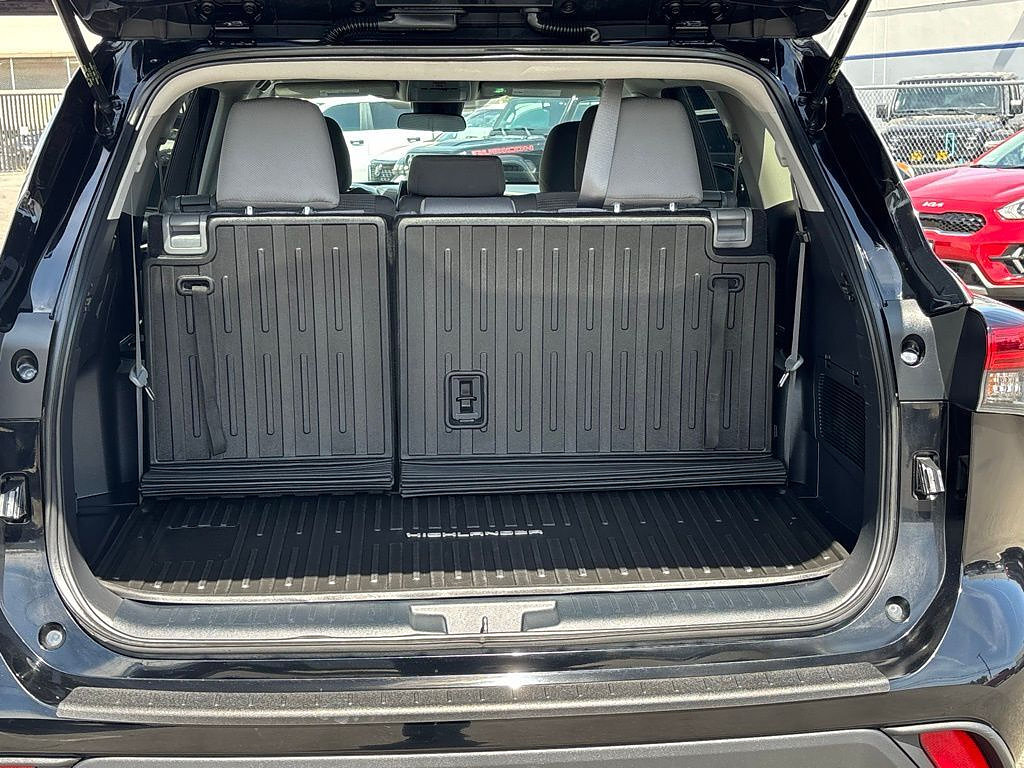 Used 2023 Toyota Highlander L FWD image 25