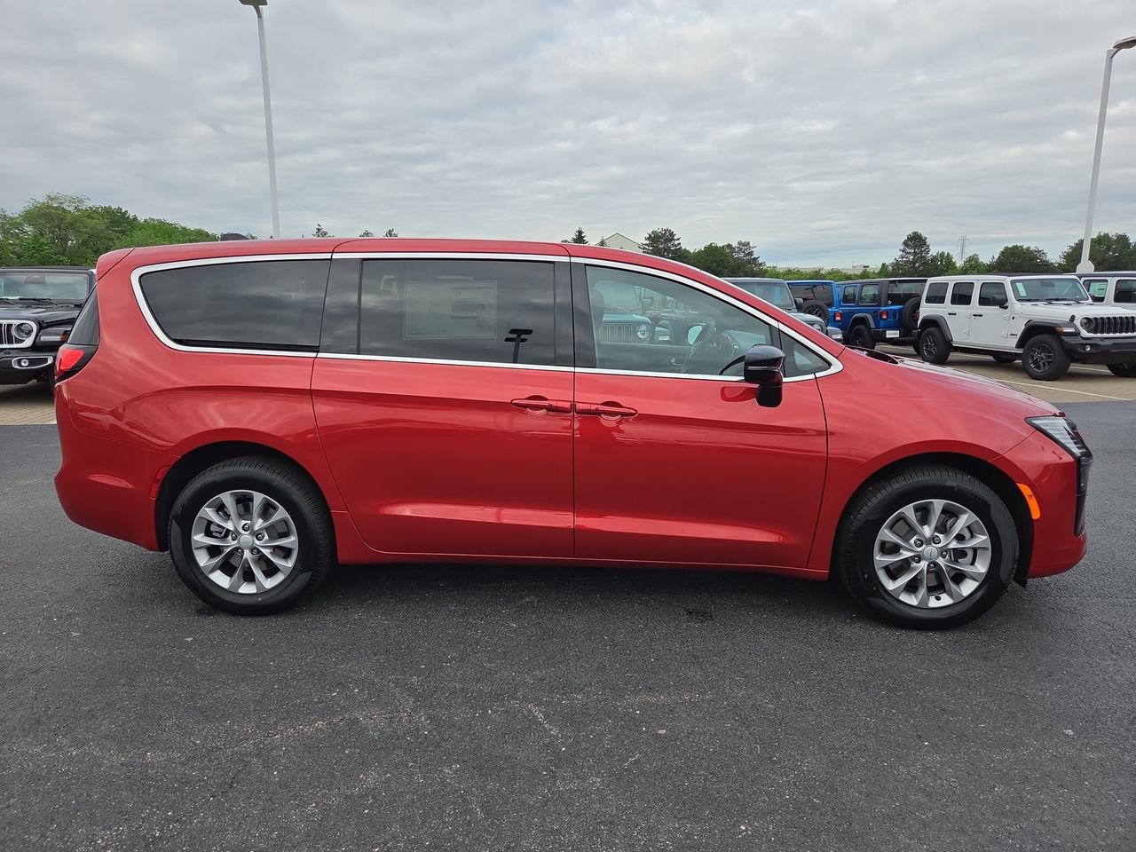 New 2027 Chrysler Pacifica Select AWD/4WD image 8