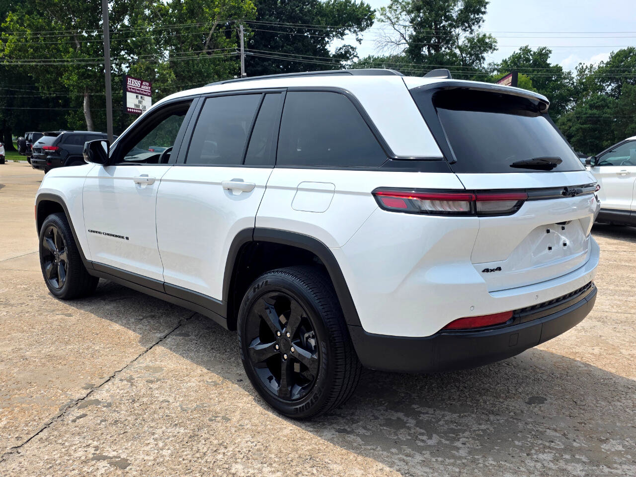 Used 2024 Jeep Grand Cherokee Altitude image 15