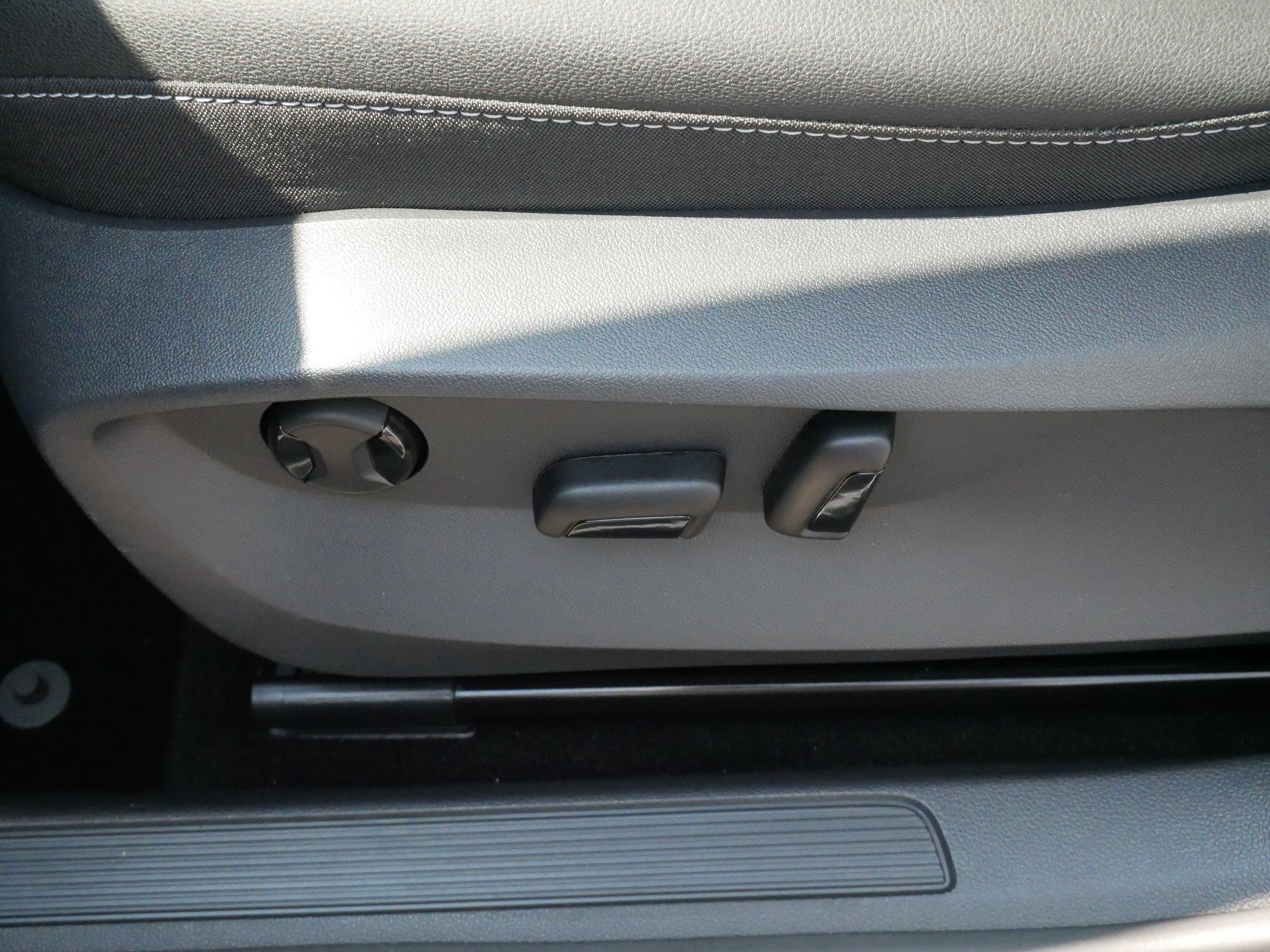 Certified 2025 Volkswagen Taos SE AWD/4WD image 20