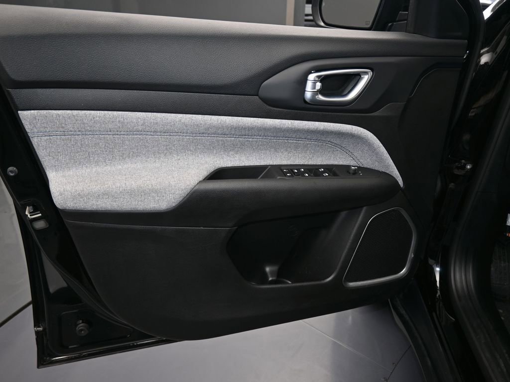 Used 2024 Jeep Compass Latitude image 11