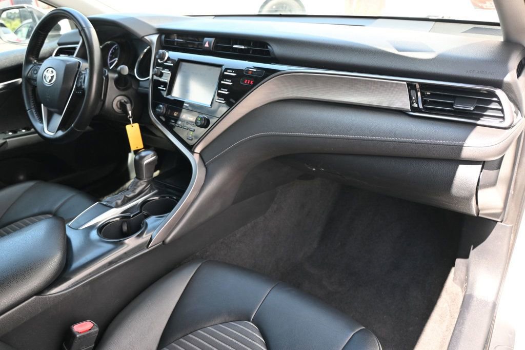Used 2020 Toyota Camry SE w/ Carpet Mat Package image 9