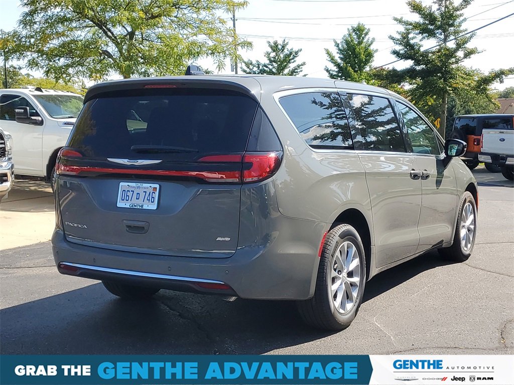 New 2025 Chrysler Pacifica Select image 4