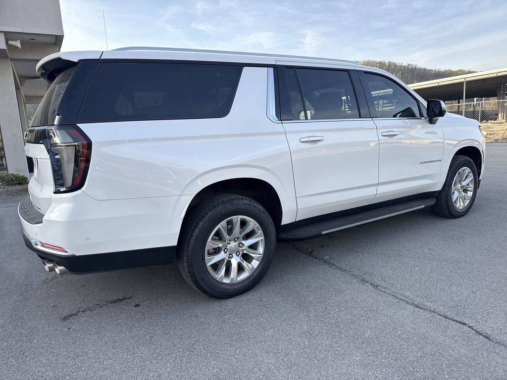 Used 2025 Chevrolet Suburban Premier AWD/4WD image 4