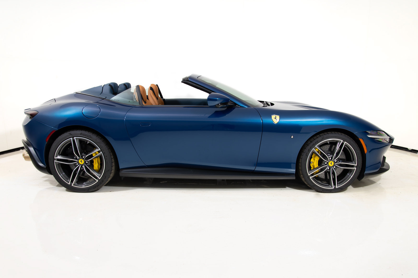 Certified 2025 Ferrari Roma Spider RWD image 3