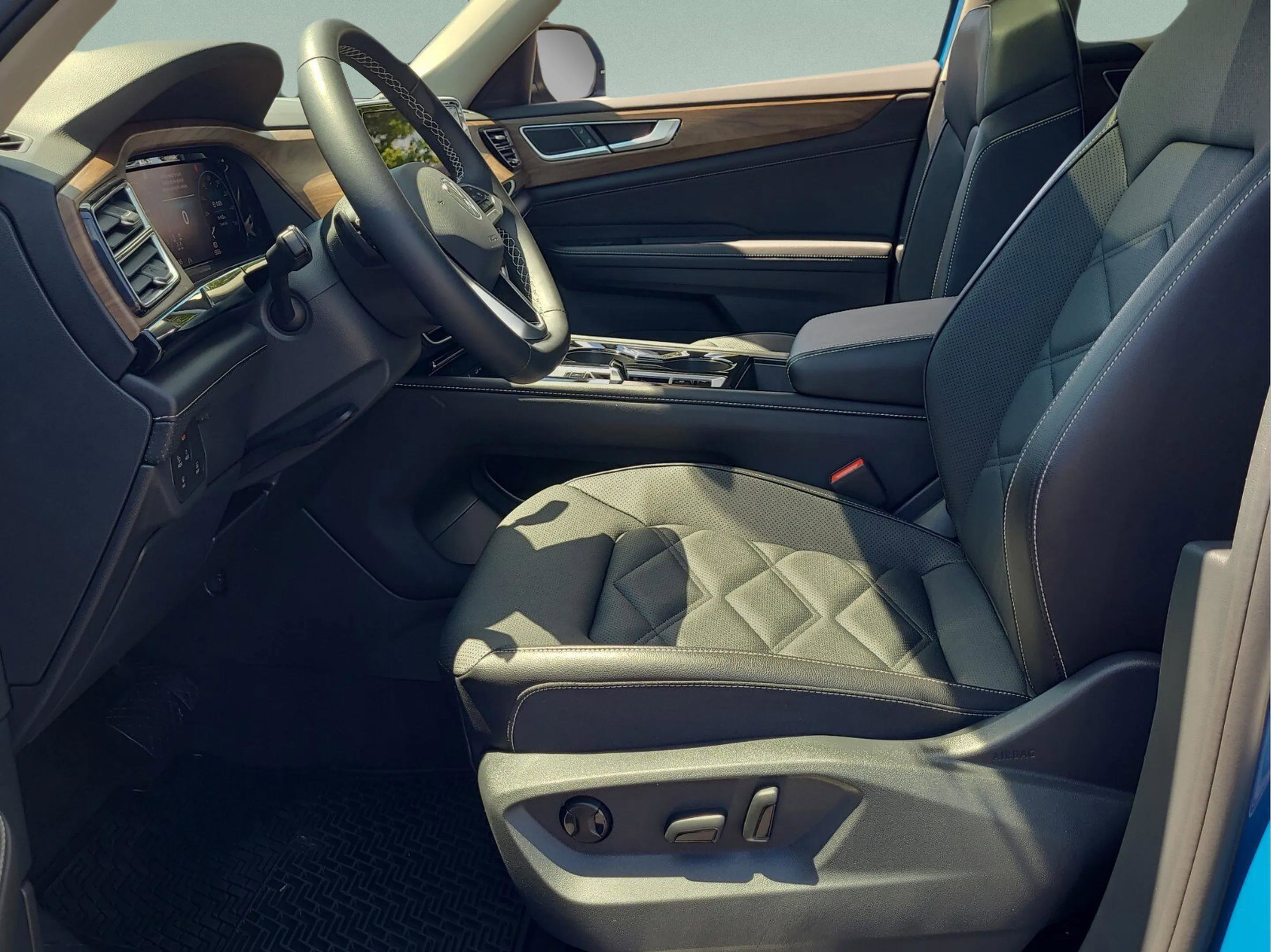 Used 2025 Volkswagen Atlas SE image 16