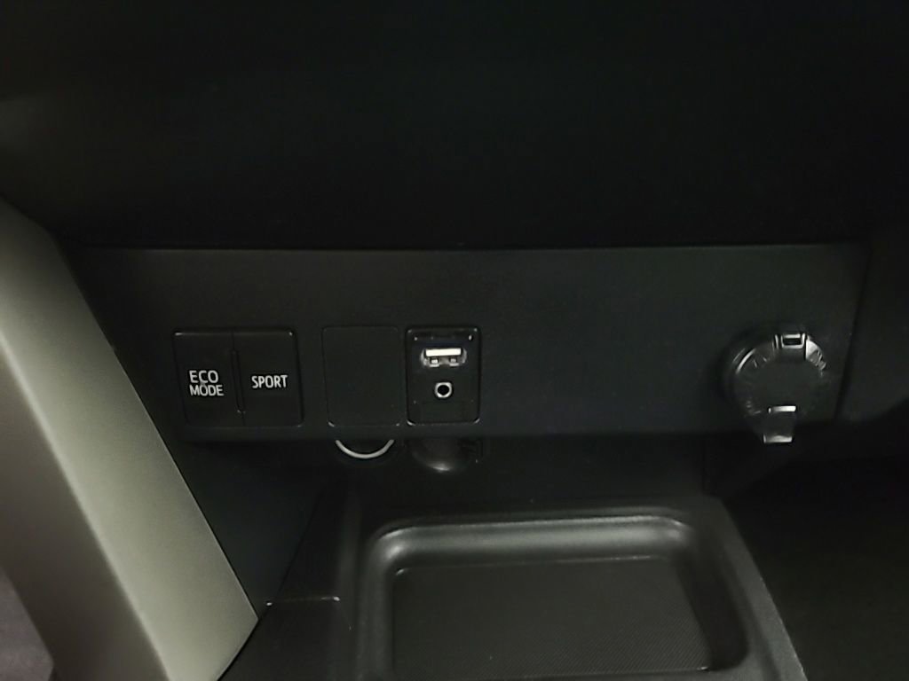 Used 2018 Toyota RAV4 LE image 34