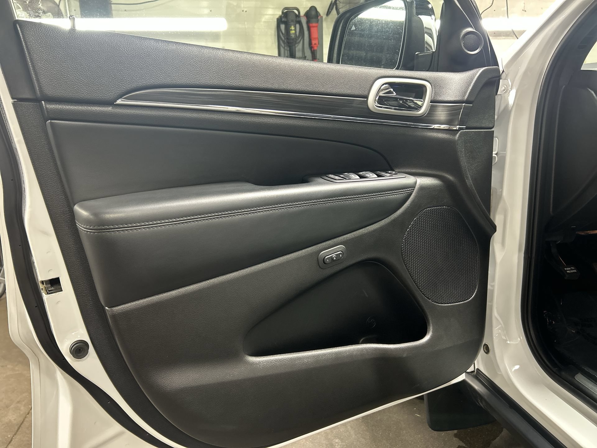 Used 2021 Jeep Grand Cherokee Limited AWD/4WD image 24