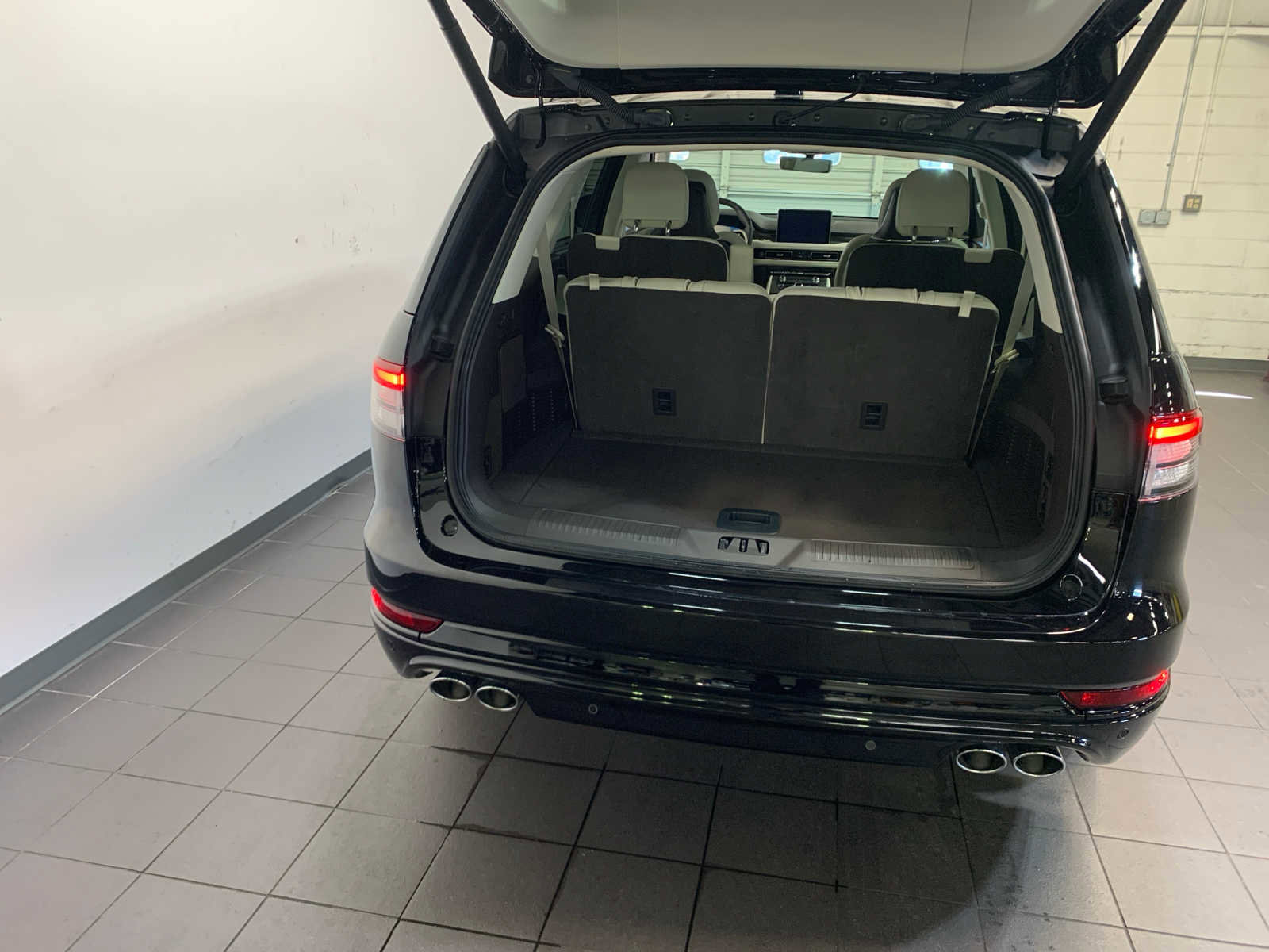 Used 2024 Lincoln Aviator Black Label w/ Jet Package AWD/4WD image 12