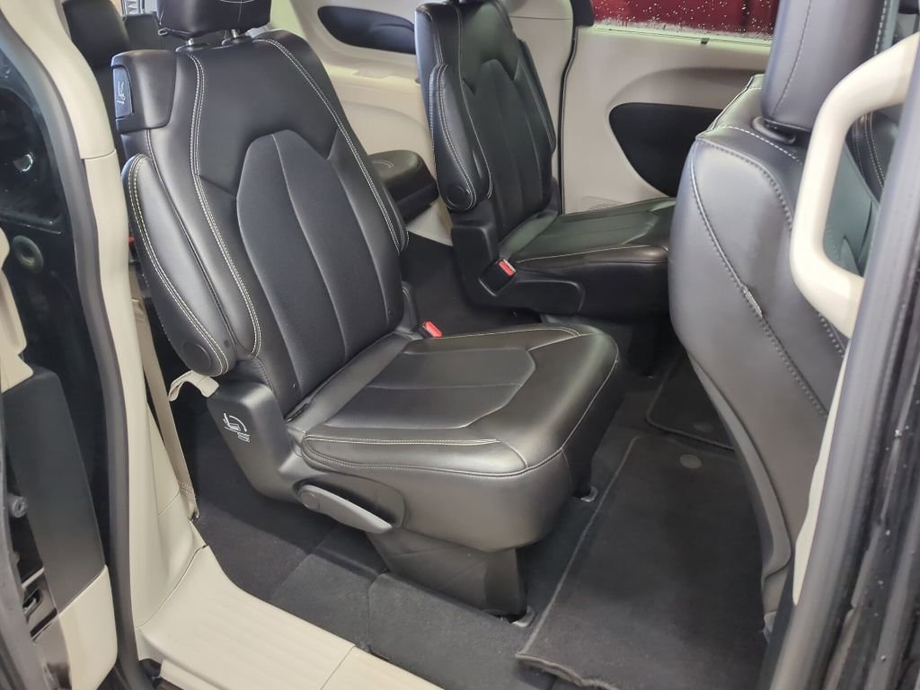 Used 2024 Chrysler Pacifica Touring-L image 36