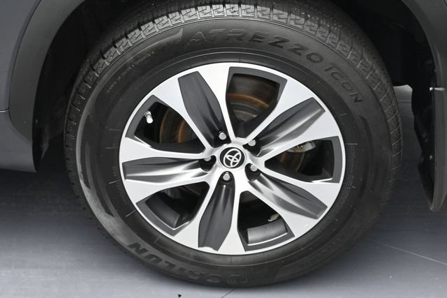 Used 2022 Toyota Highlander XLE AWD/4WD image 8
