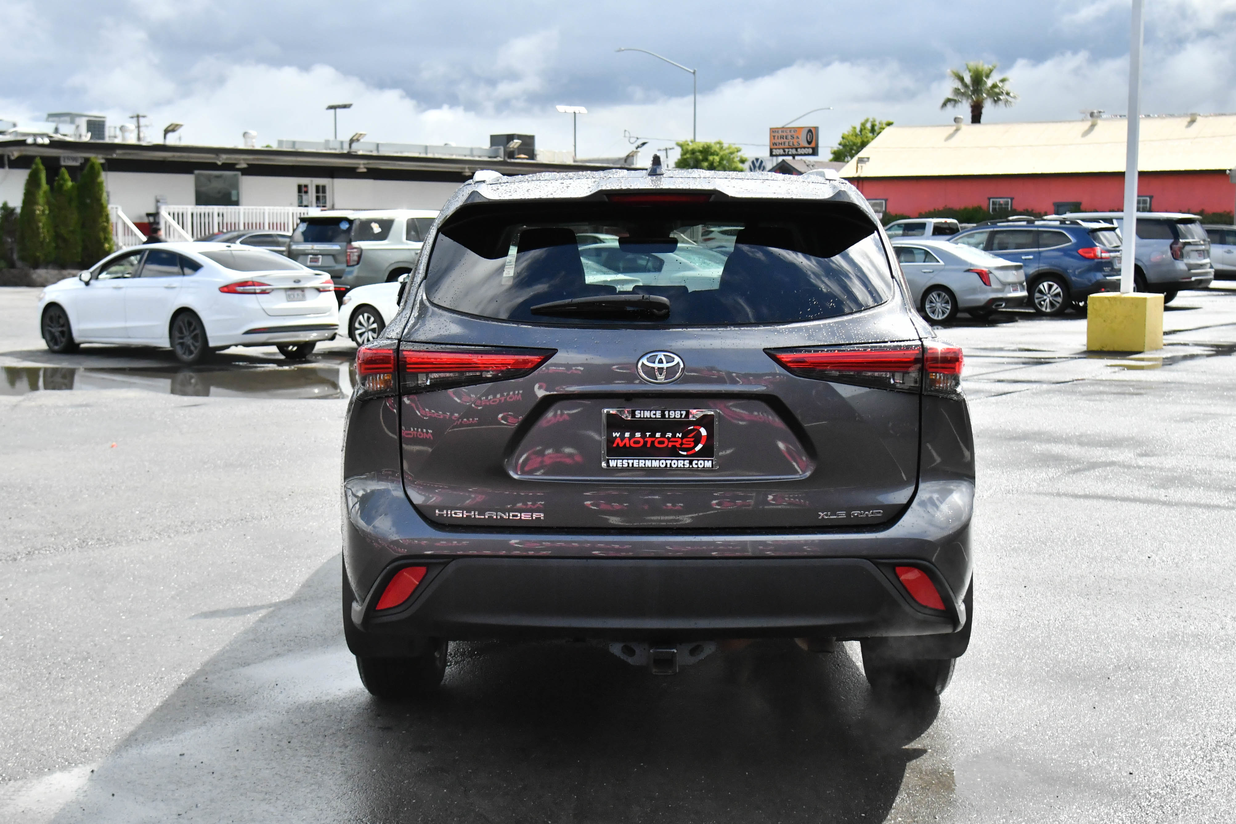 Used 2023 Toyota Highlander XLE AWD/4WD image 7