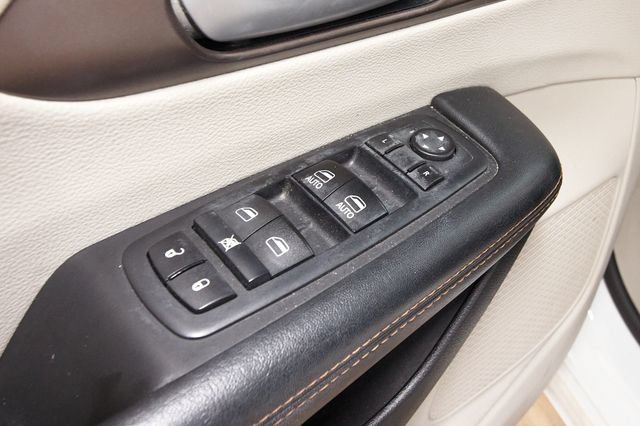 Used 2017 Chrysler Pacifica Touring-L FWD image 18