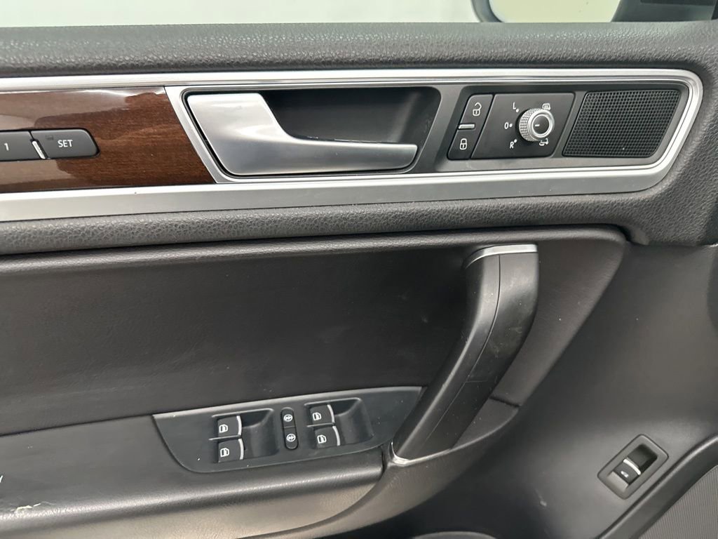 Used 2016 Volkswagen Touareg TDI image 12