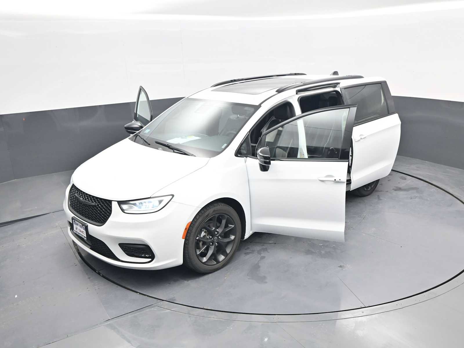 Used 2025 Chrysler Pacifica Limited FWD image 47