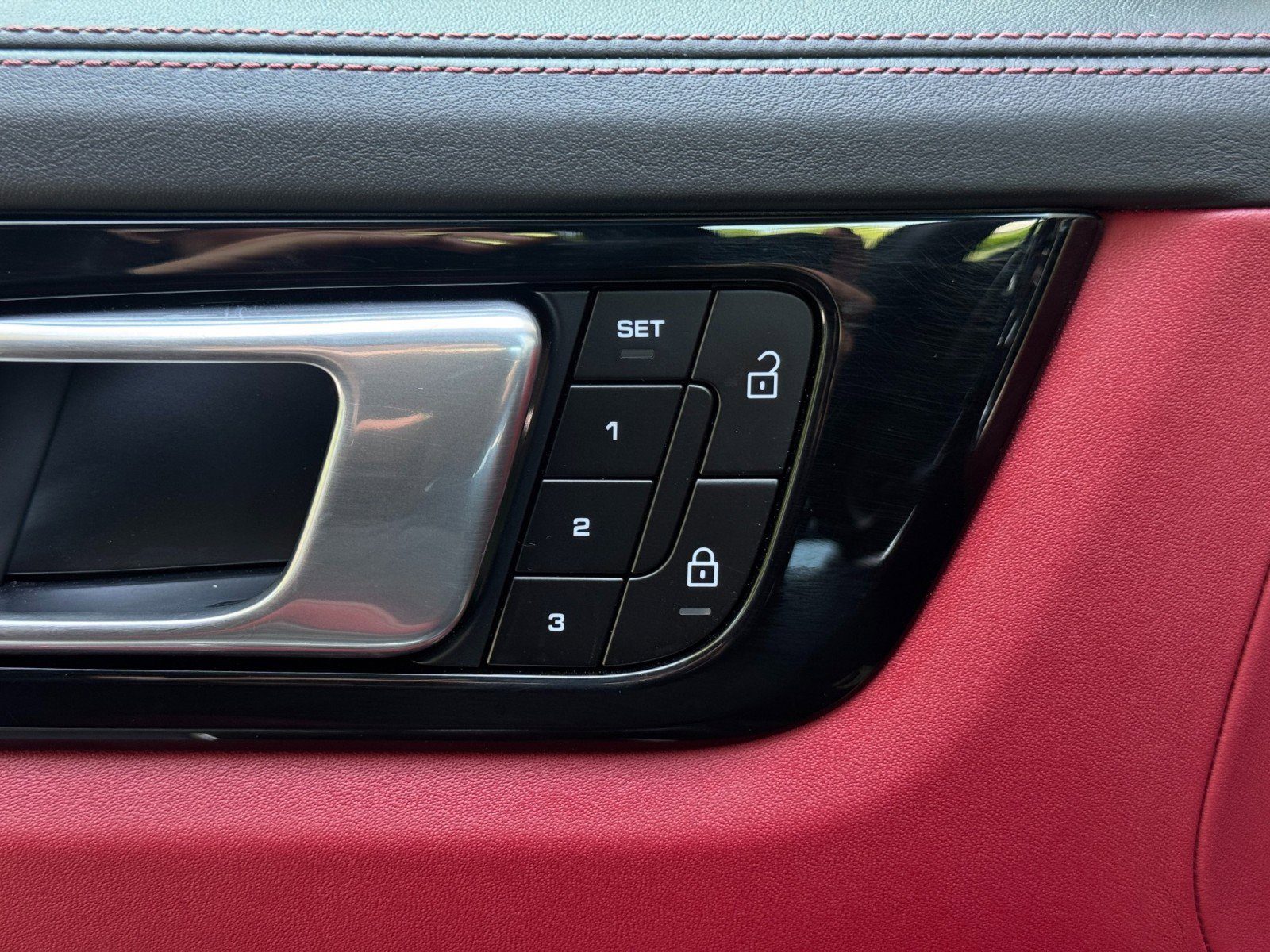 Used 2022 Porsche Cayenne Turbo S w/ Assistance Package image 19