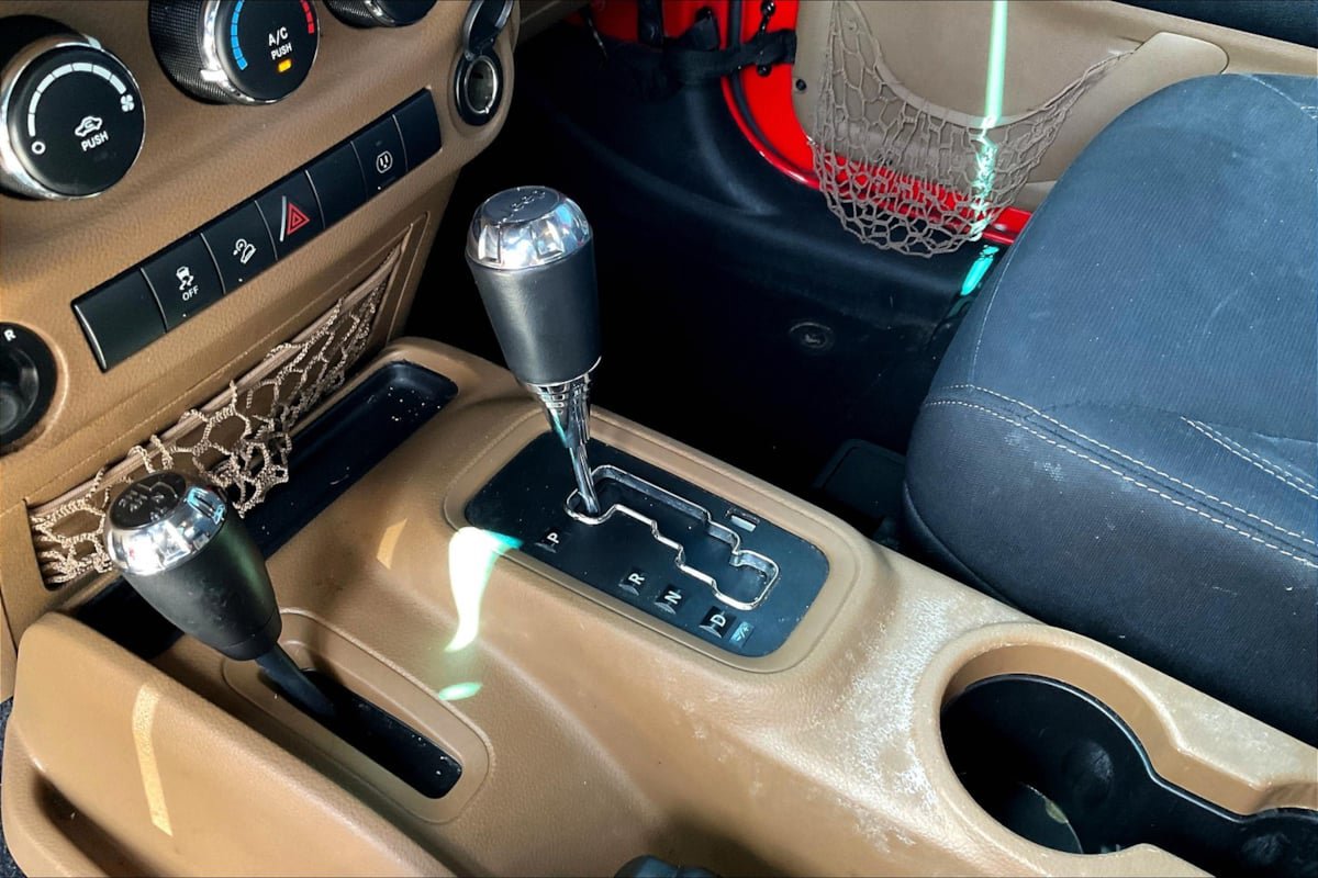 Used 2016 Jeep Wrangler Sahara w/ Connectivity Group AWD/4WD image 11