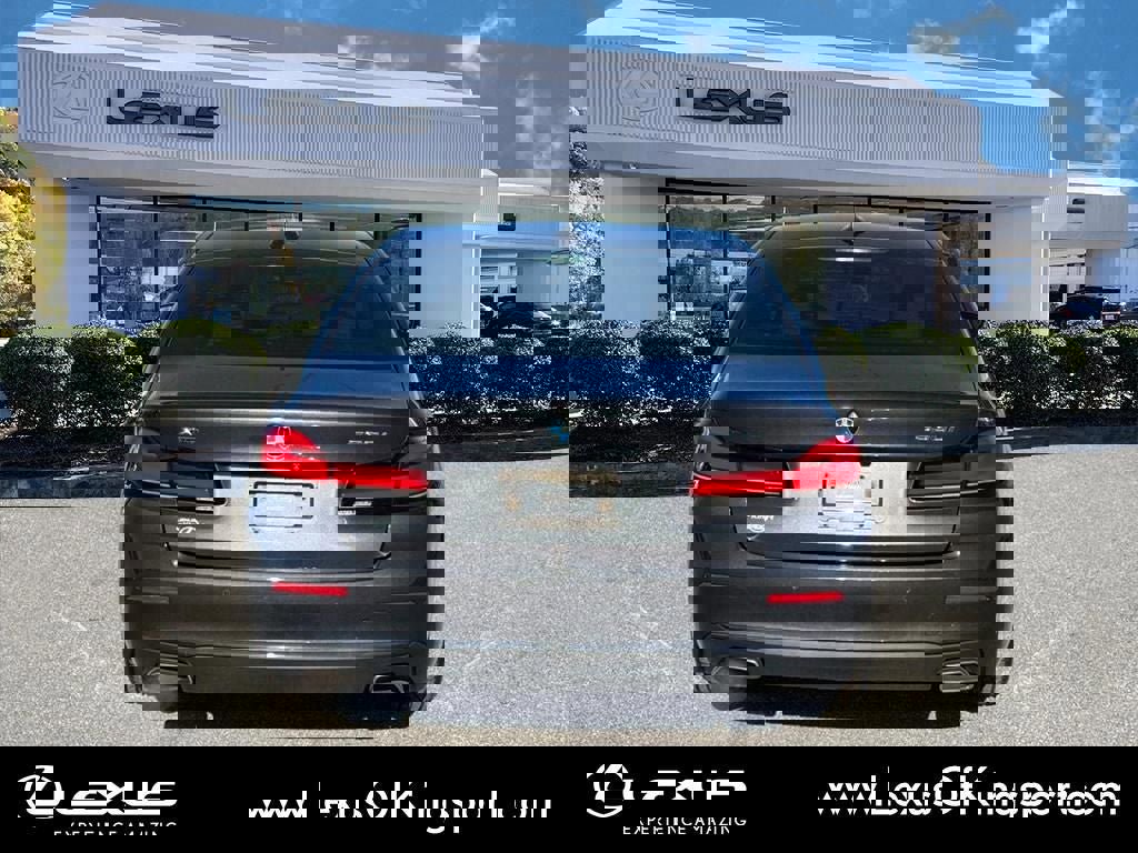 Used 2021 BMW 530i xDrive w/ Premium Package image 4