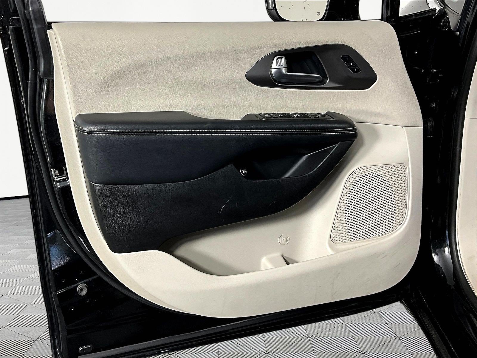 Used 2022 Chrysler Pacifica Touring-L FWD image 17