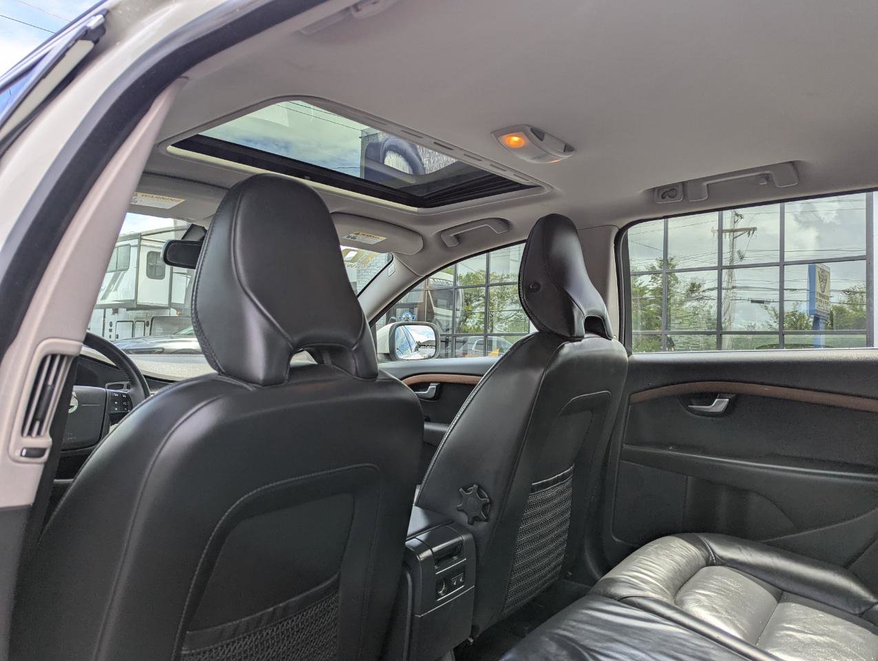 Used 2010 Volvo XC70 3.2 image 38