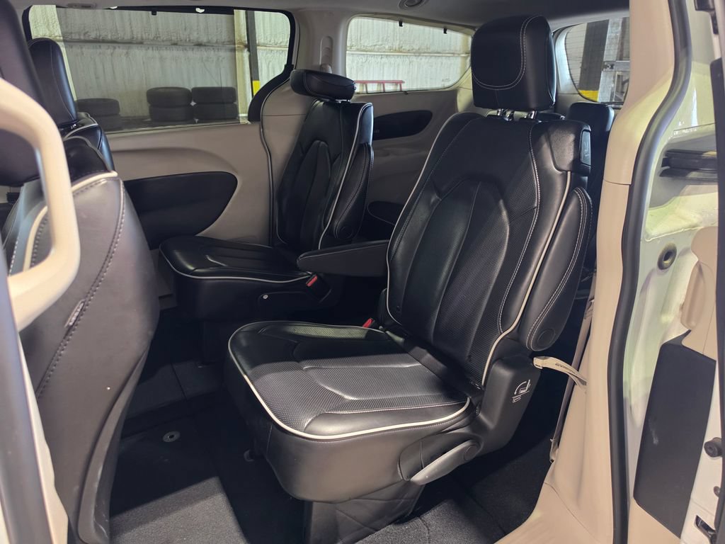 Used 2023 Chrysler Pacifica Limited FWD image 7