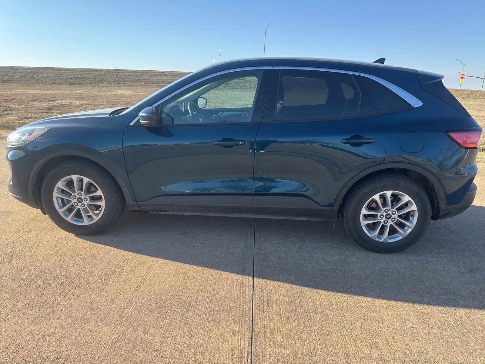 Used 2020 Ford Escape SE image 2