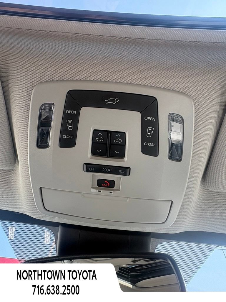 Used 2025 Toyota Sienna XLE w/ XLE Plus Package FWD image 27
