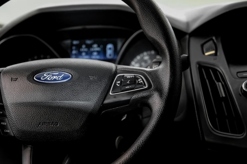 Used 2018 Ford Focus SE w/ SE Appearance Package FWD image 19