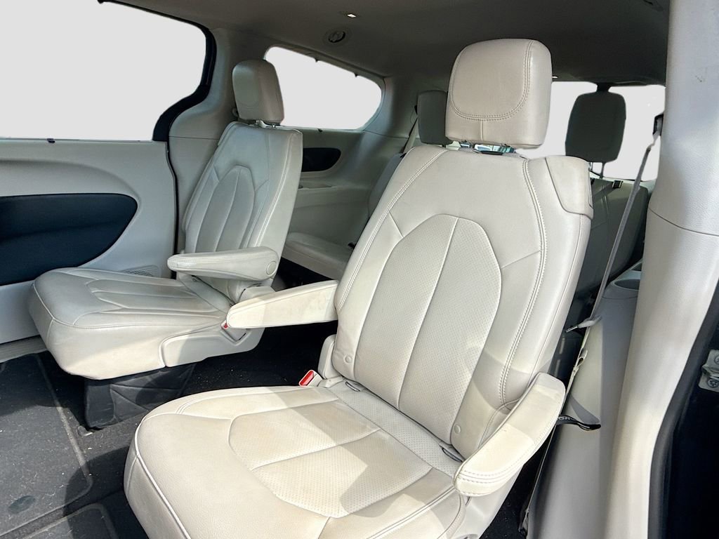 Used 2017 Chrysler Pacifica Touring-L Plus w/ Advanced Safetytec Group FWD image 22