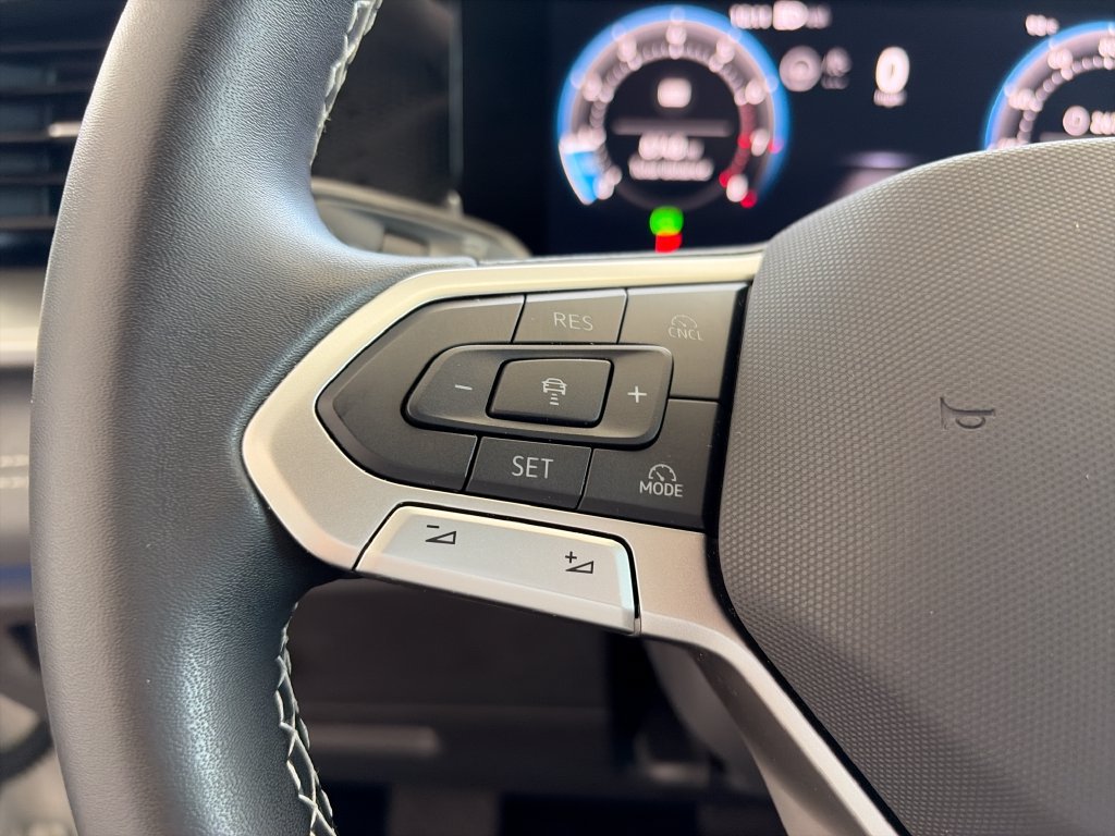 Certified 2025 Volkswagen Tiguan SE AWD/4WD image 17
