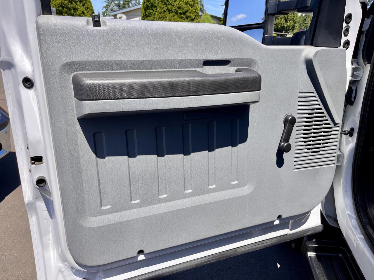 Used 2014 Ford F550 2WD Regular Cab Super Duty image 23