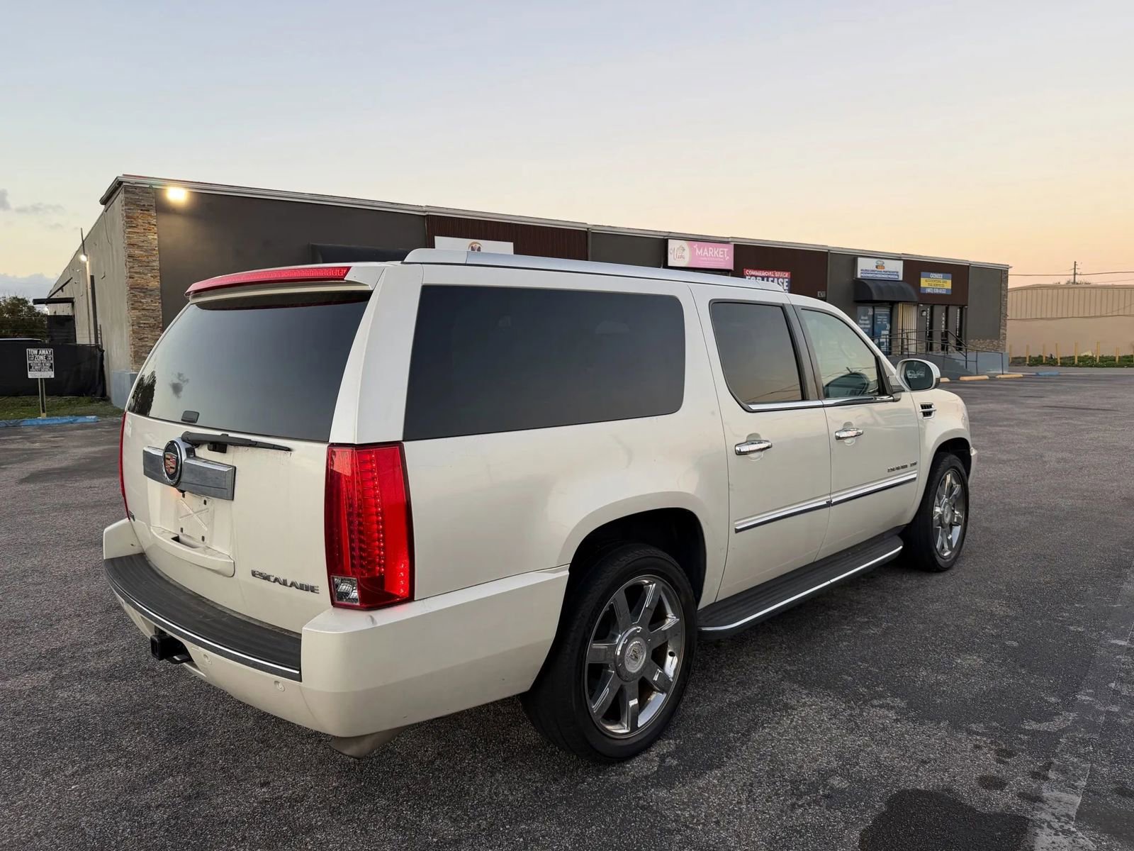 Used 2011 Cadillac Escalade ESV Luxury image 5