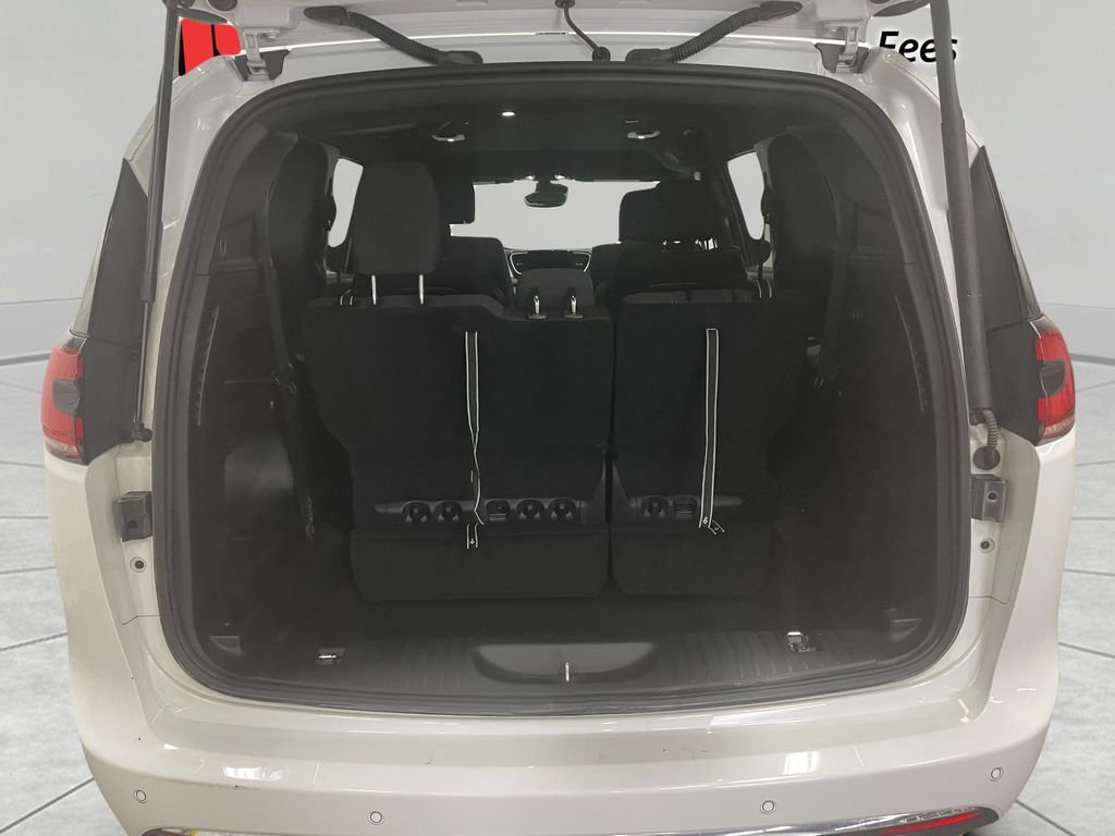 Used 2023 Chrysler Pacifica Touring image 18
