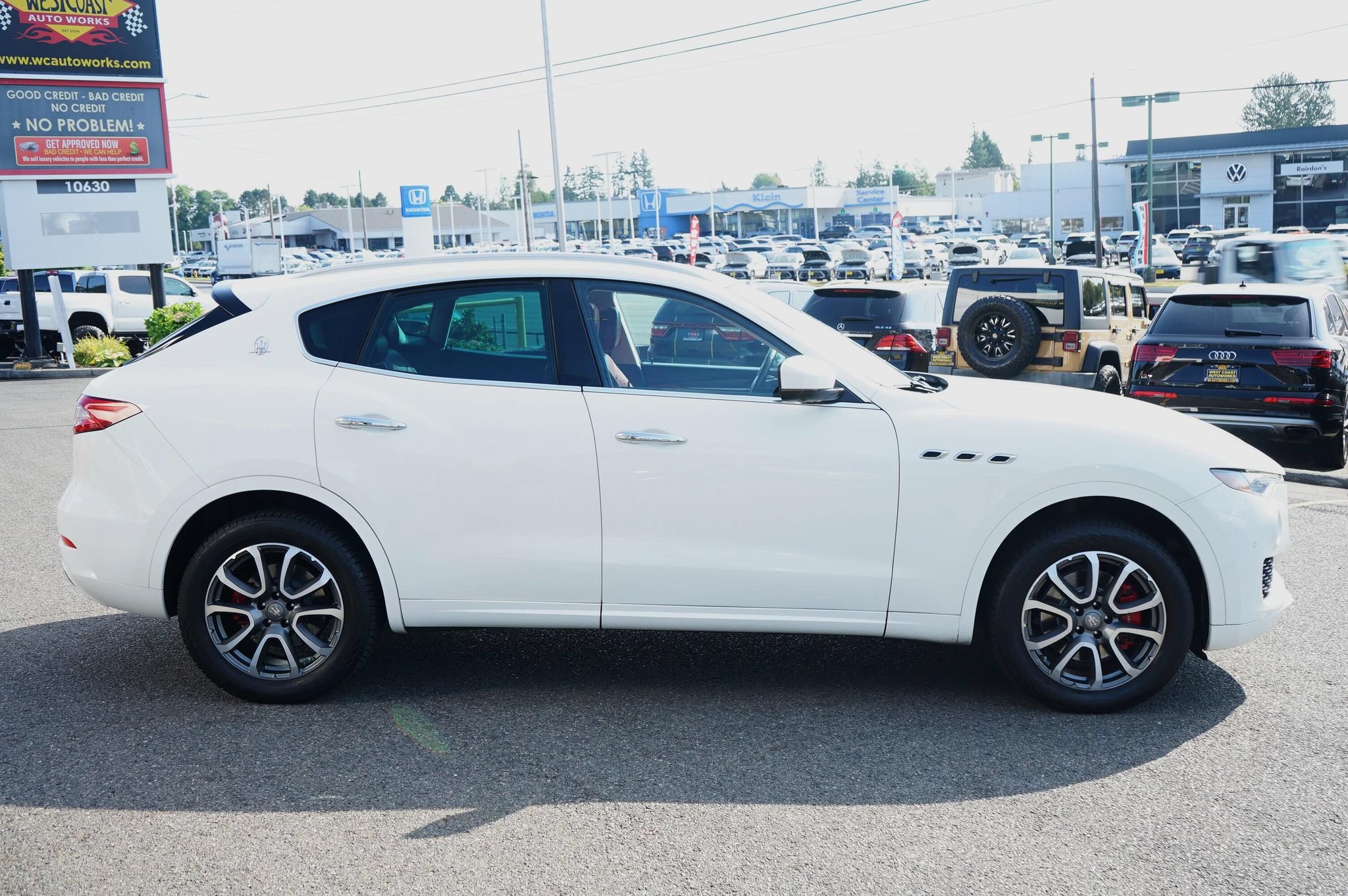 Used 2017 Maserati Levante w/ Luxury Package AWD/4WD image 7