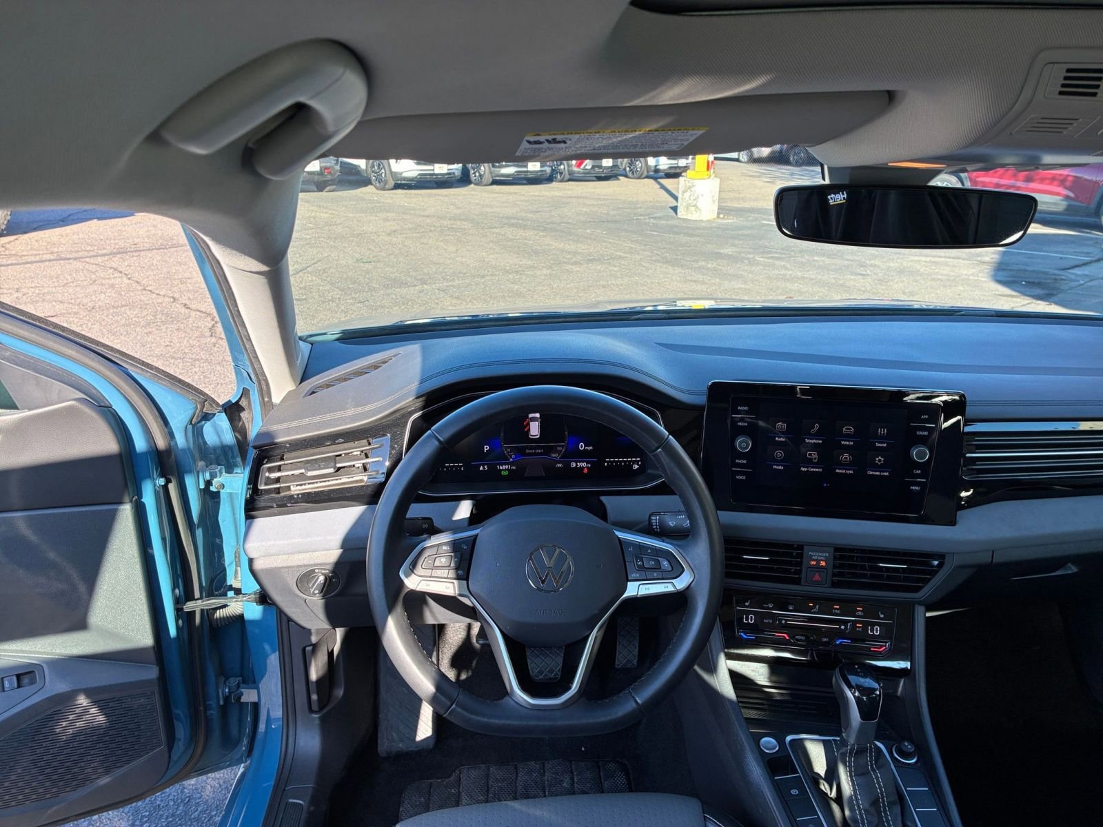 Used 2025 Volkswagen Jetta SE image 33