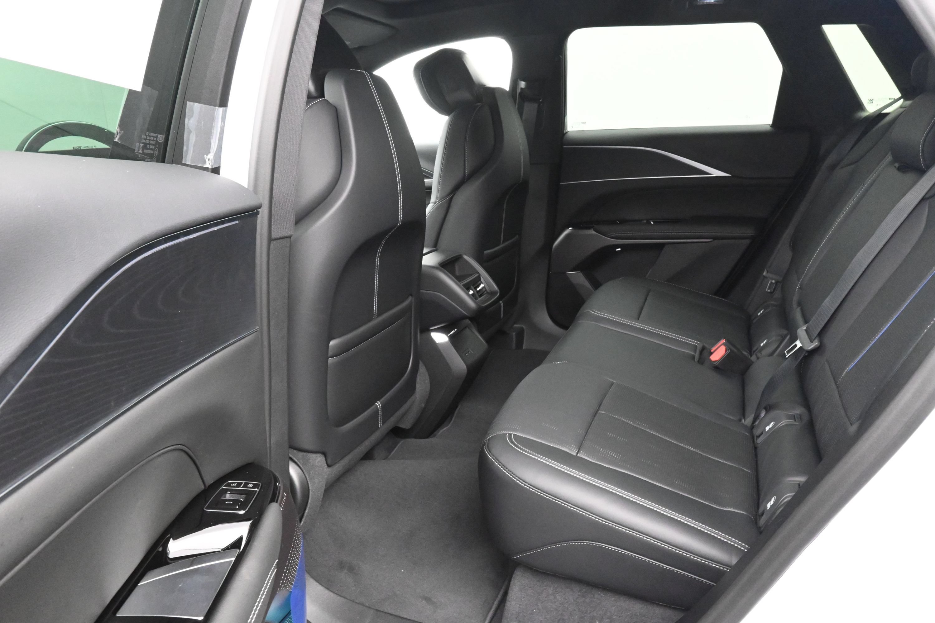 New 2026 Cadillac Lyriq Luxury w/ LPO, Floor Liner Package AWD/4WD image 10