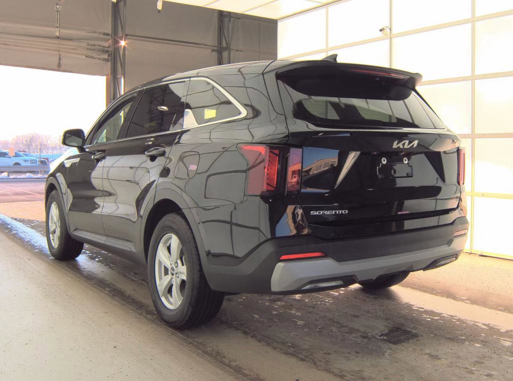 Used 2025 Kia Sorento LX image 6