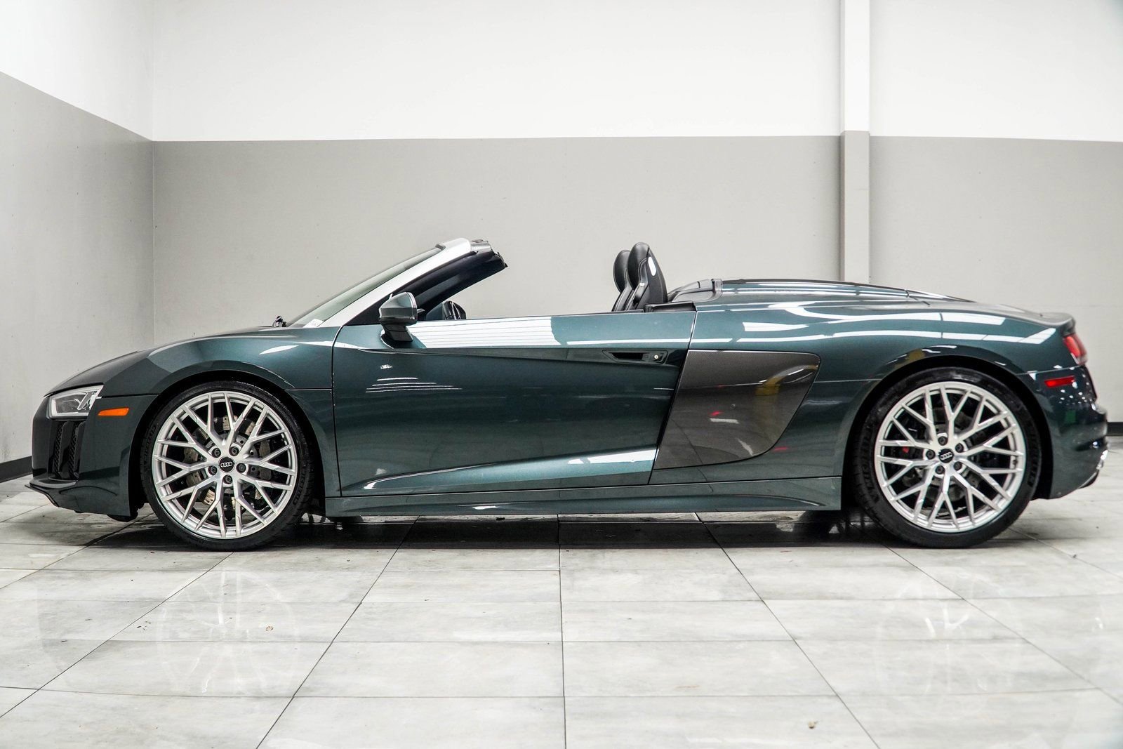 Used 2017 Audi R8 V10 w/ Carbon Exterior Package image 15