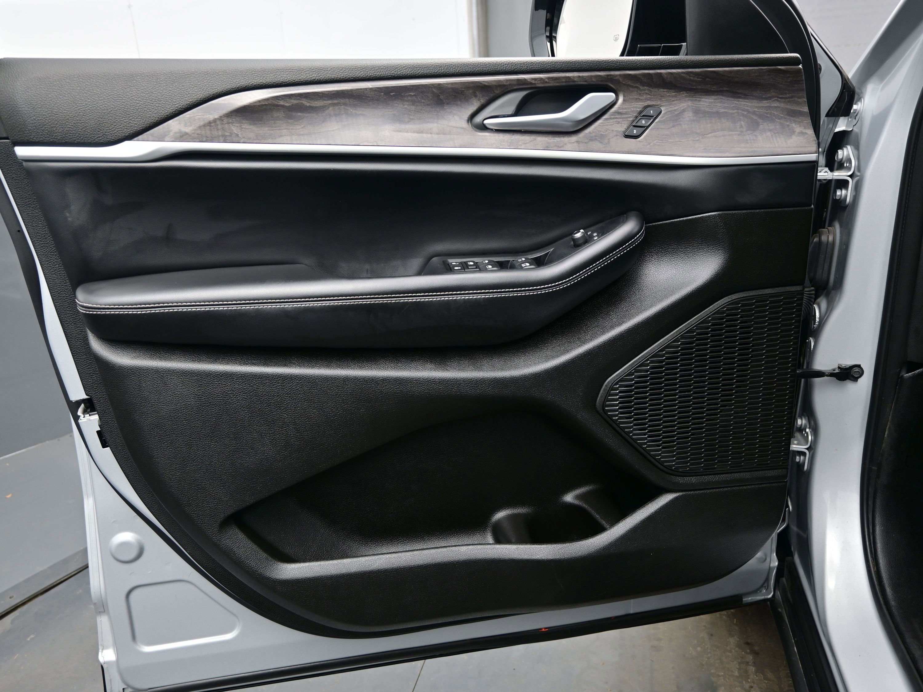 Used 2024 Jeep Grand Cherokee Limited image 9