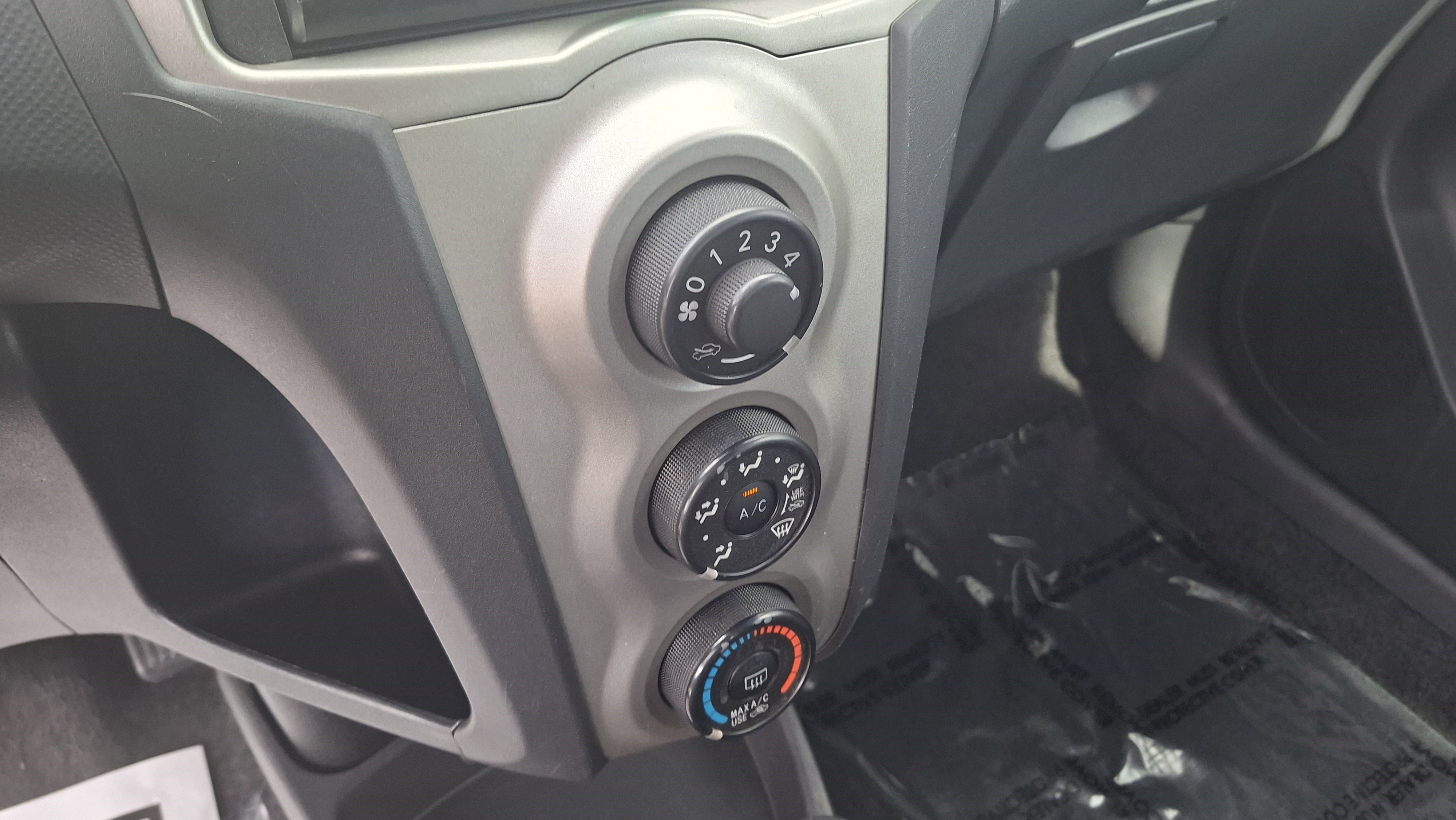 Used 2009 Toyota Yaris 2-Door Hatchback FWD image 13