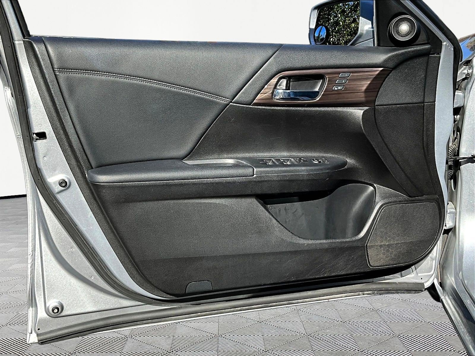 Used 2017 Honda Accord EX-L image 20